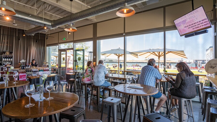 Rosenblum Cellars which includes a bar and interior views