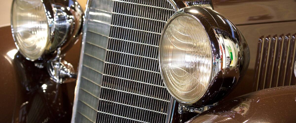 California Automobile Museum mostrando vistas internas e elementos de patrimônio