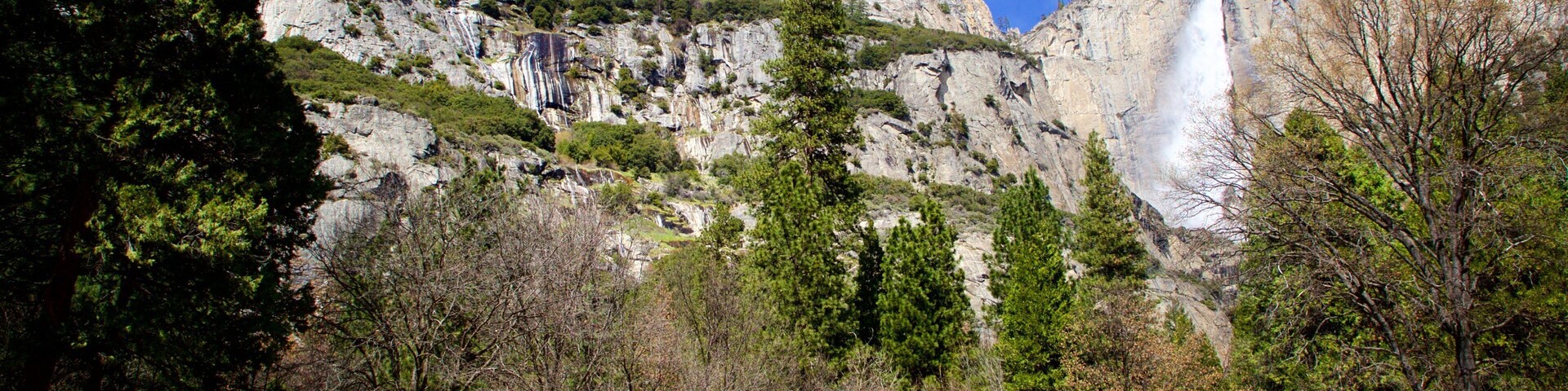 Yosemite Lodge Amphitheater caracterizando uma cascata e montanhas