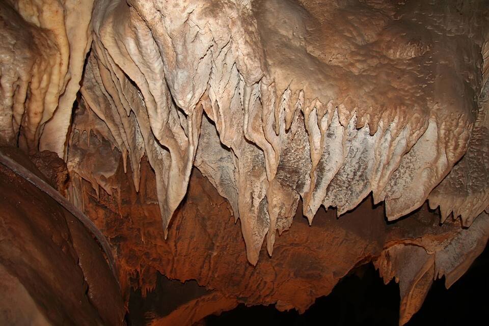 Gros plan sur des stalactites dans une grotte.