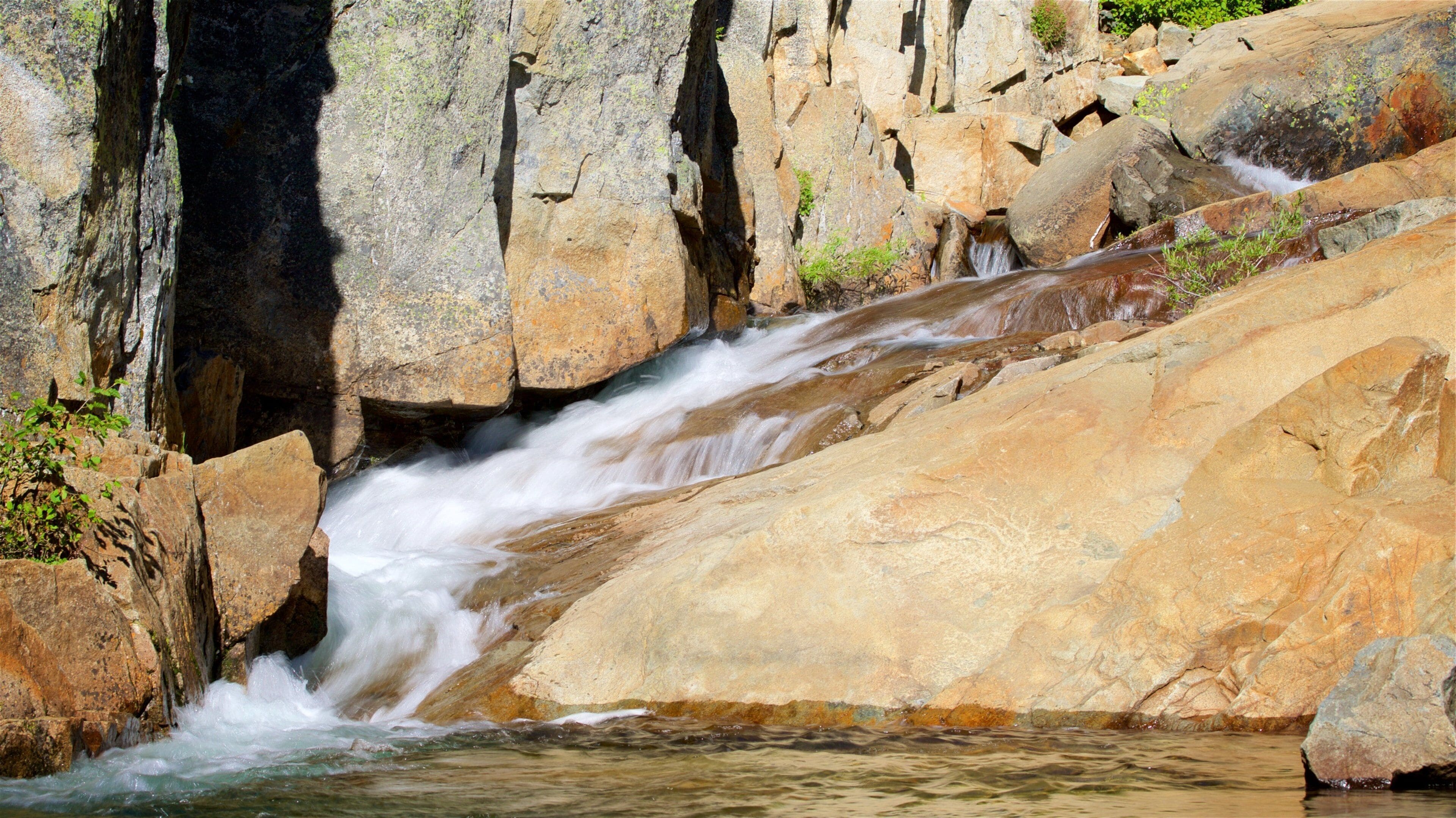 Eagle Falls Trail caracterizando um rio ou córrego e um desfiladeiro ou canyon