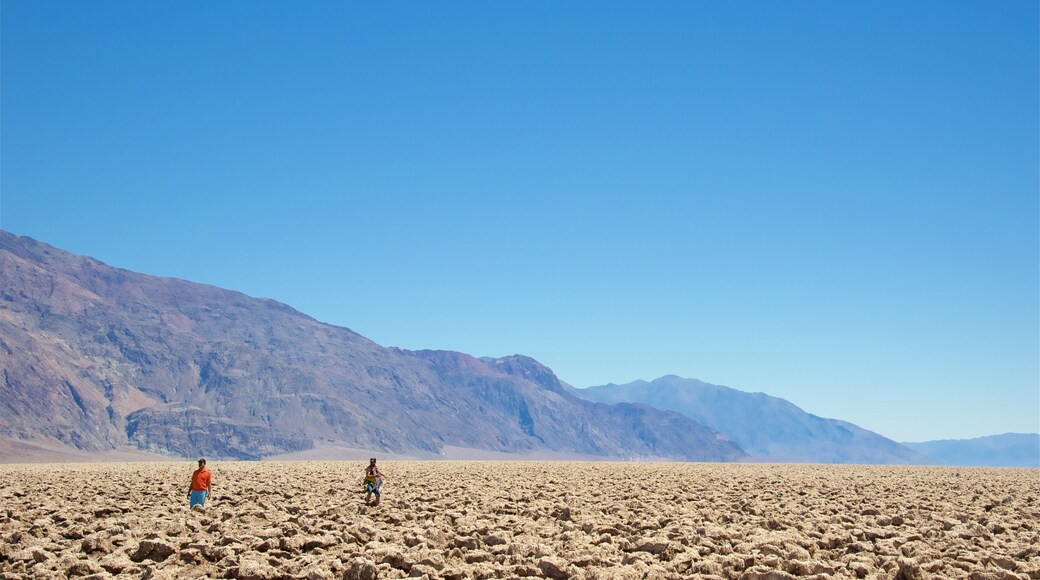 Devil\'s Golf Course 表示 自然の風景 と 砂漠の眺め 及び 少数の人々