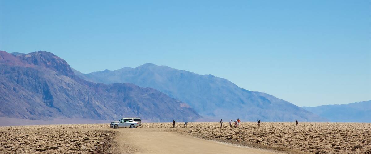 Devil\'s Golf Course フィーチャー 砂漠の眺め と 自然の風景 及び 少数の人々