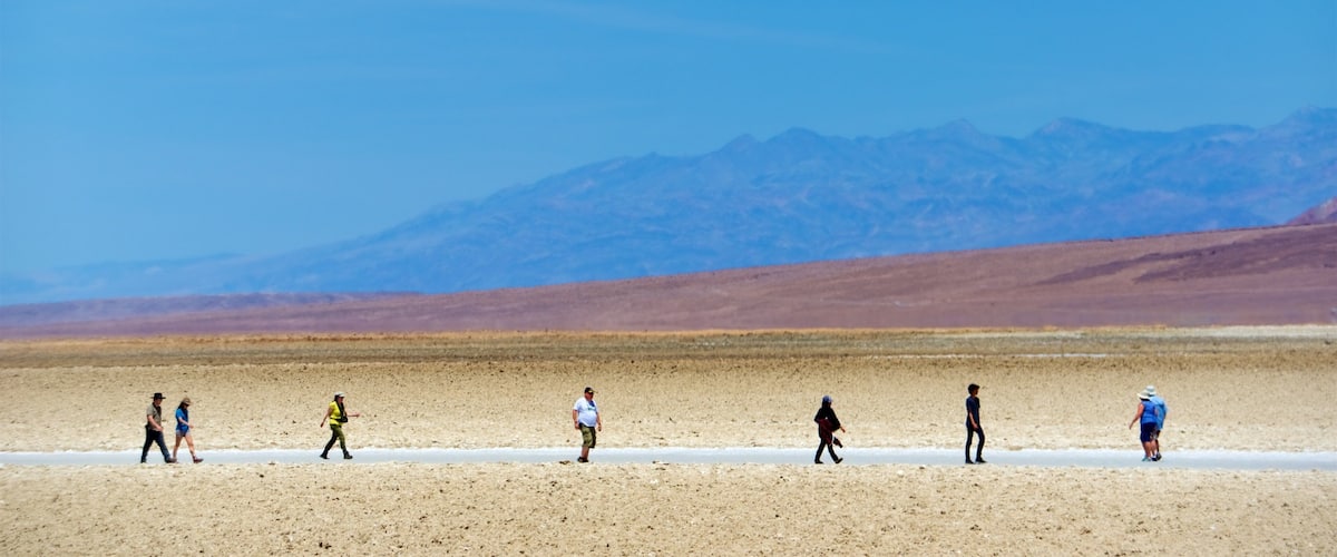 Death Valley welches beinhaltet Wüstenblick und ruhige Szenerie sowie kleine Menschengruppe