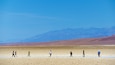 Death Valley som inkluderer ørkenutsikt og rolig landskap i tillegg til en liten gruppe med mennesker