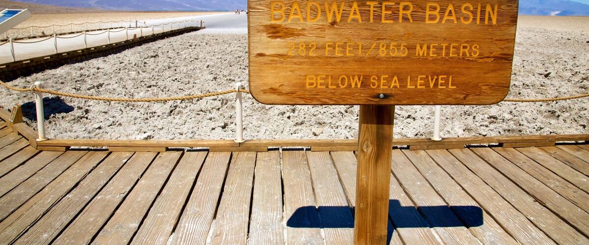 Death Valley trong đó bao gồm biển hiệu và cảnh sa mạc