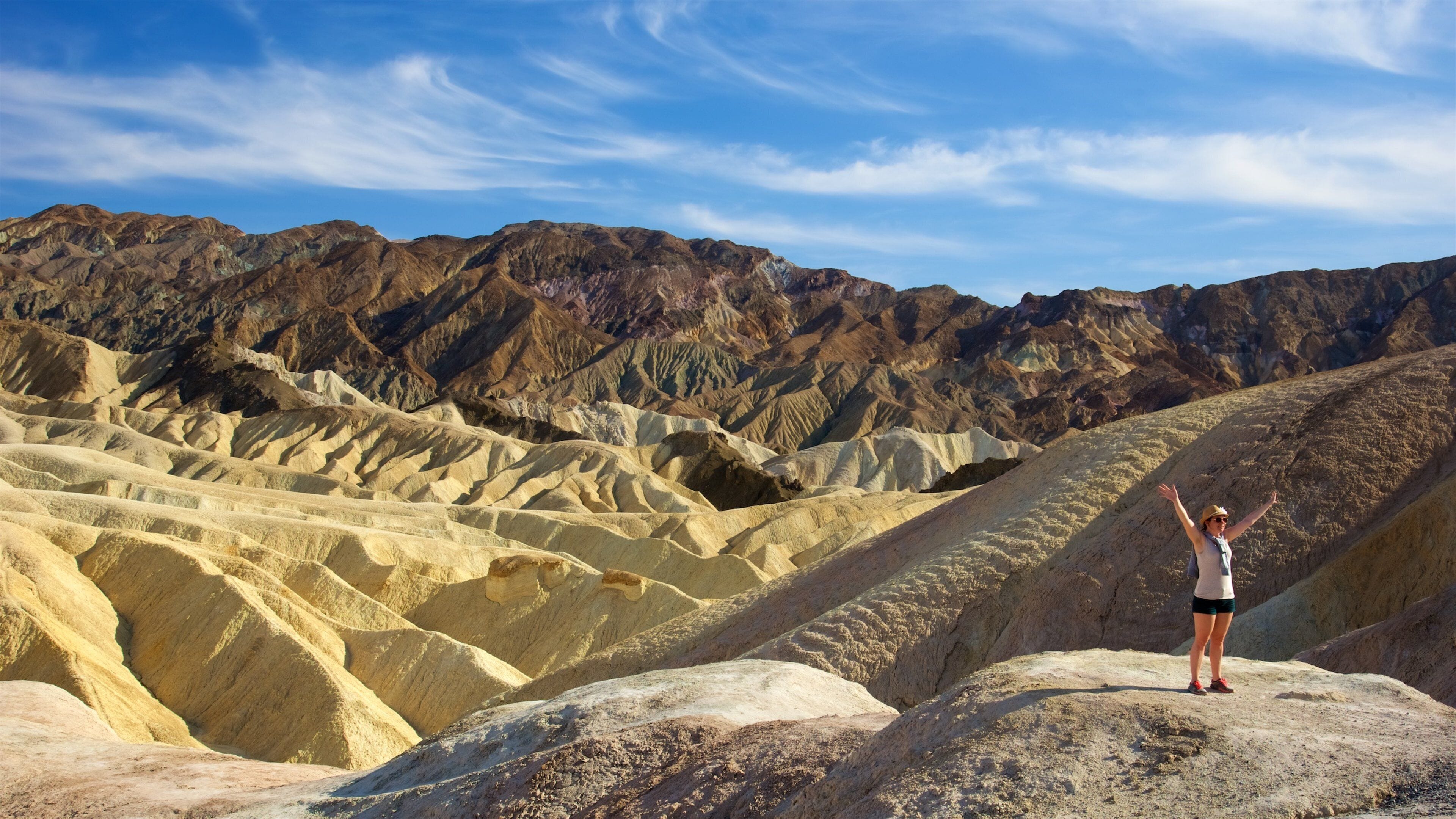Zabriskie Point som inkluderar berg, stillsam natur och öknar