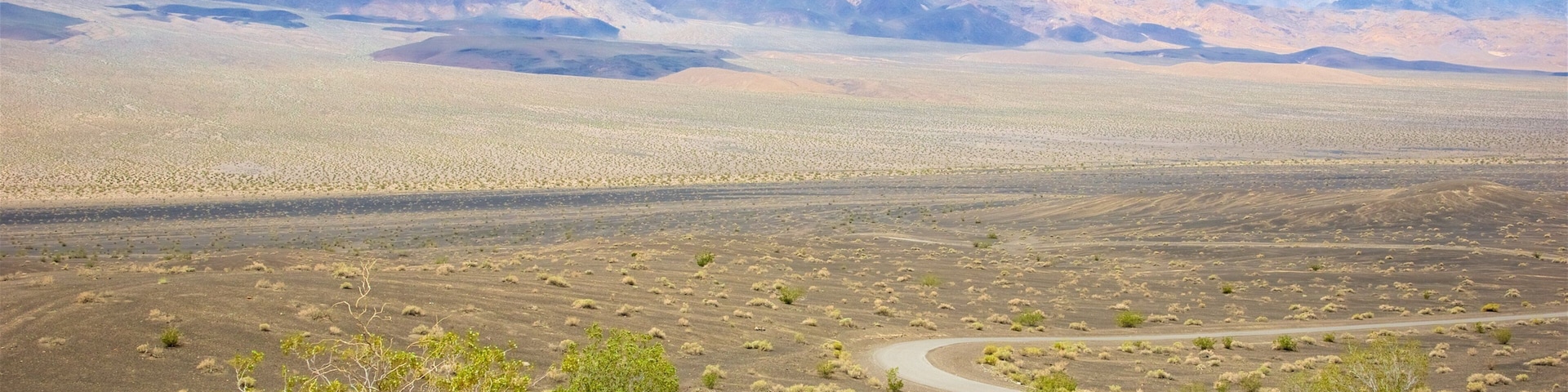 Ubehebe Crater ofreciendo vista al desierto y vista panorámica