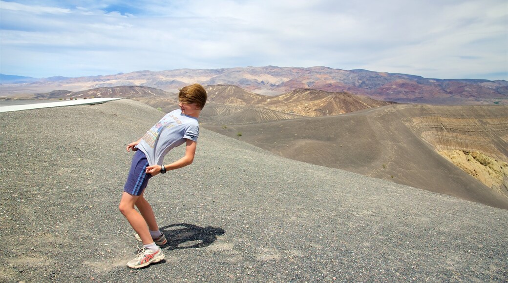 Ubehebe Crater joka esittÀÀ maisemat, autiomaanÀkymÀt ja vuoret