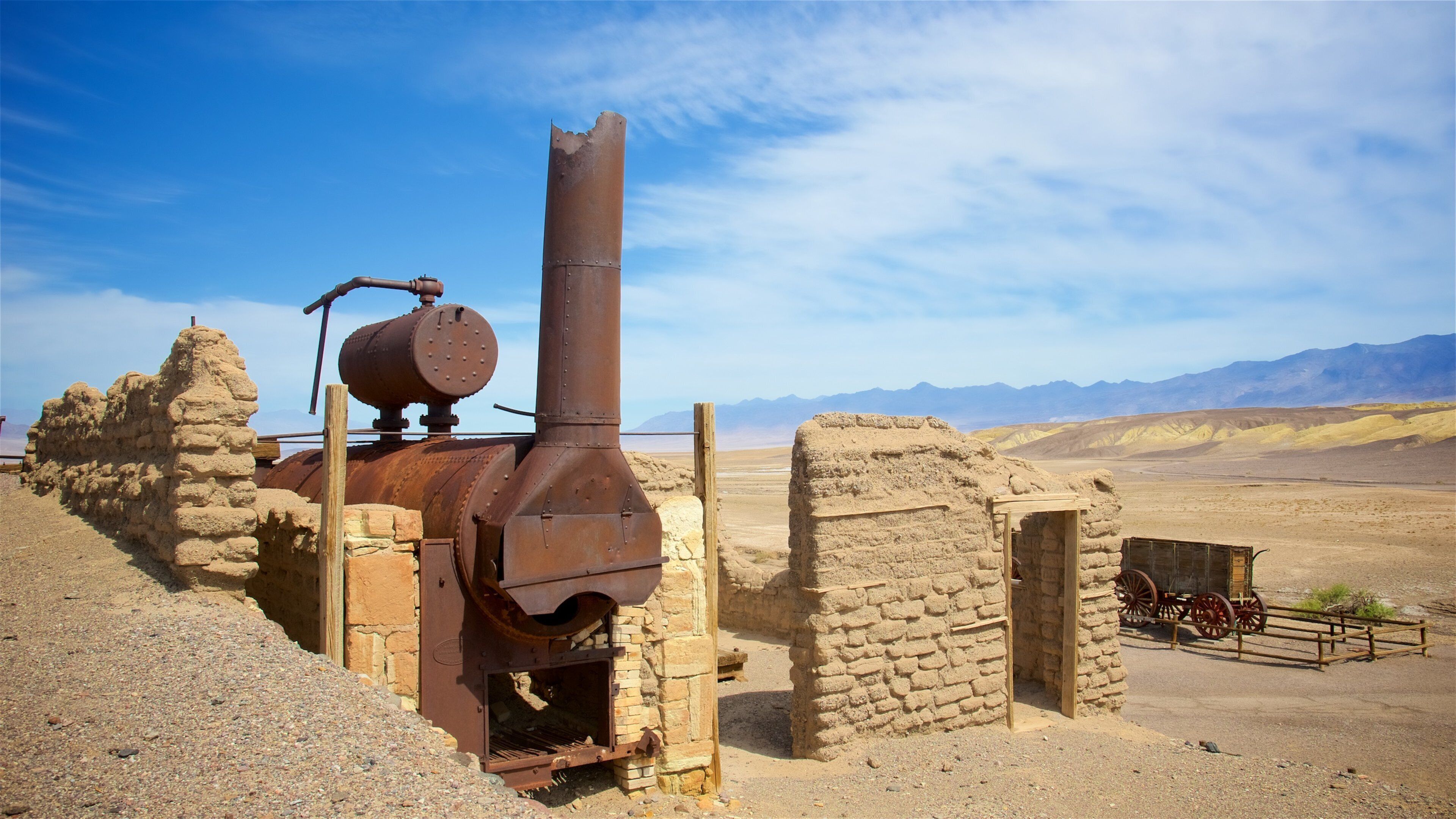 Death Valley som inkluderer bygningsruiner, rolig landskap og kulturarv