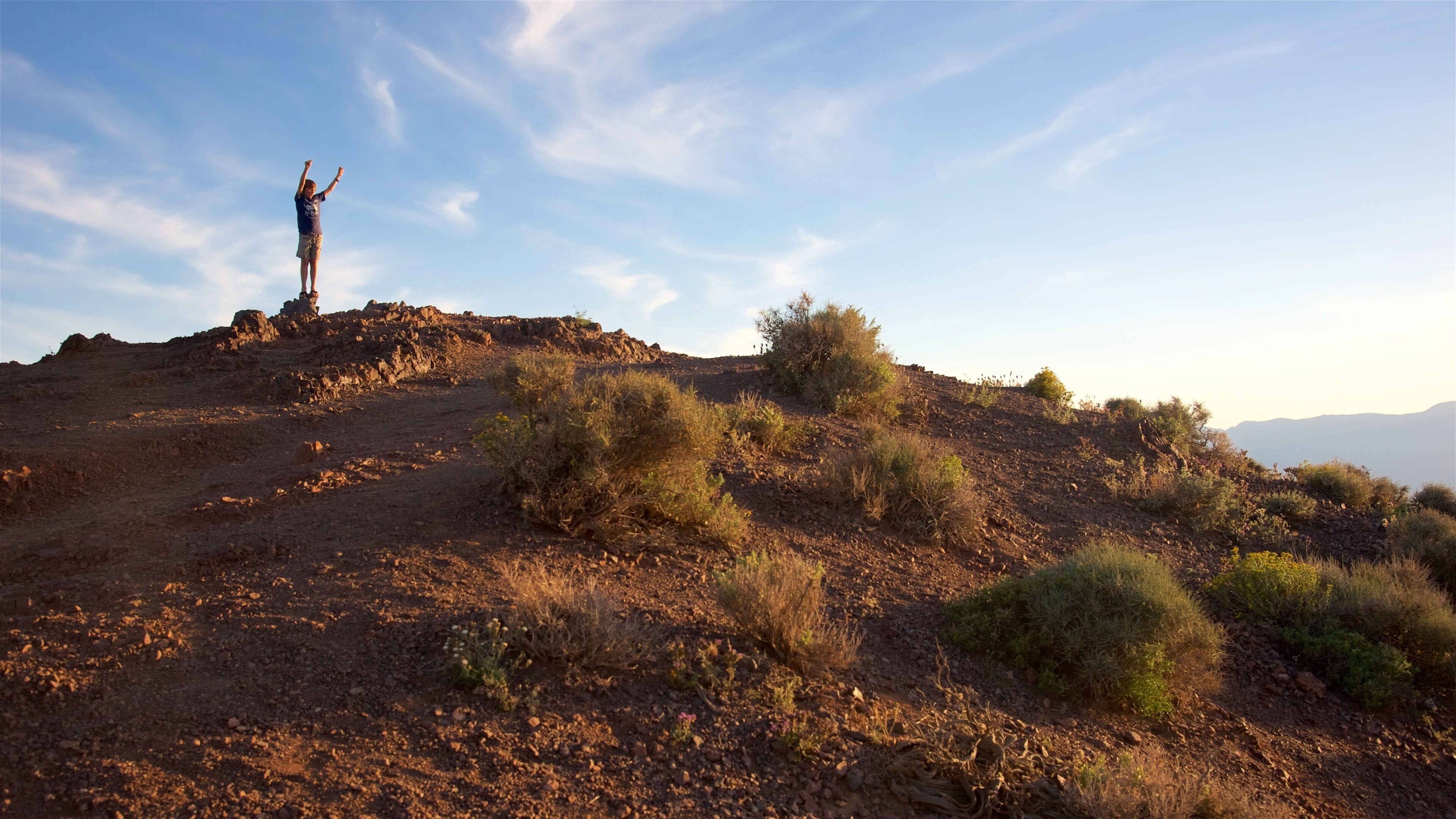 Dante\'s View 其中包括 沙漠景觀 和 山岳 以及 一個男性