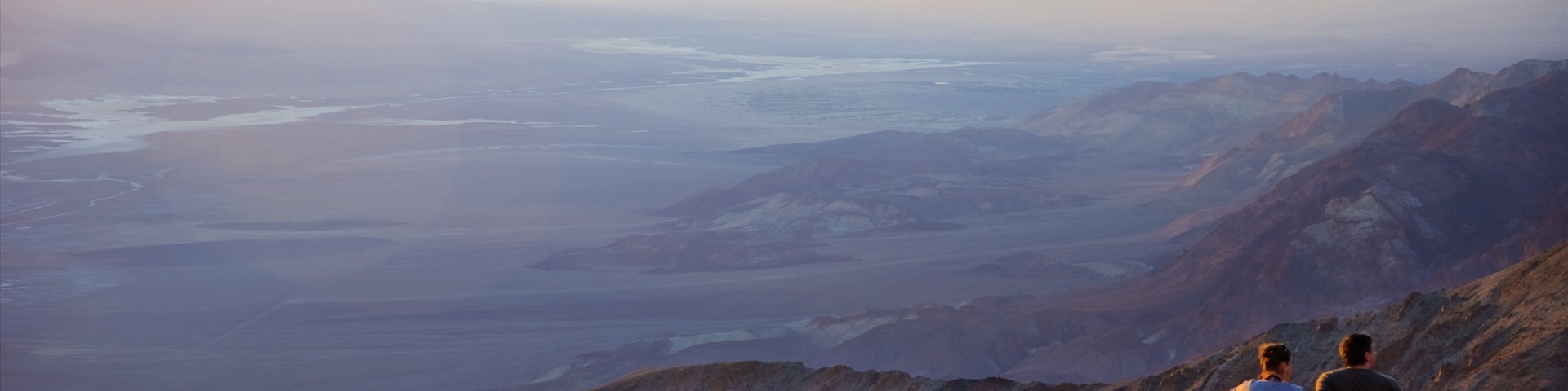 Dante\'s View que incluye paisajes desérticos, situaciones tranquilas y vistas panorámicas