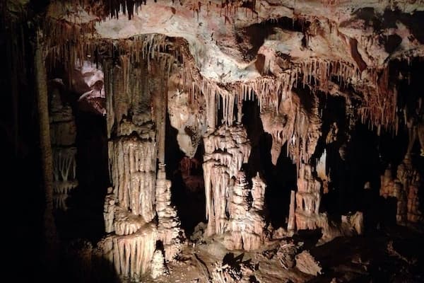 Une grotte ornée de stalactites et de stalagmites.
