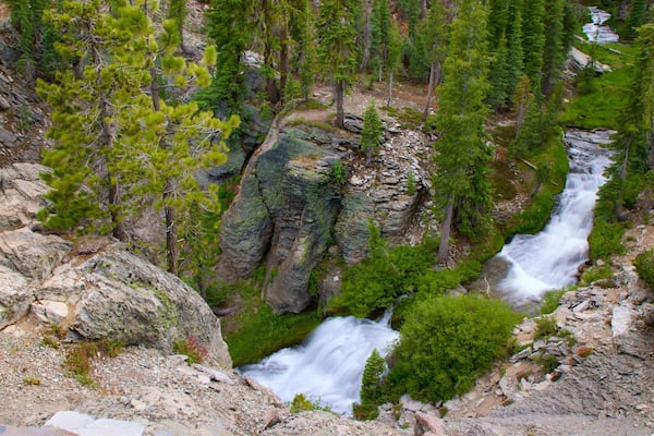 Mill Creek das einen Waldmotive und Fluss oder Bach