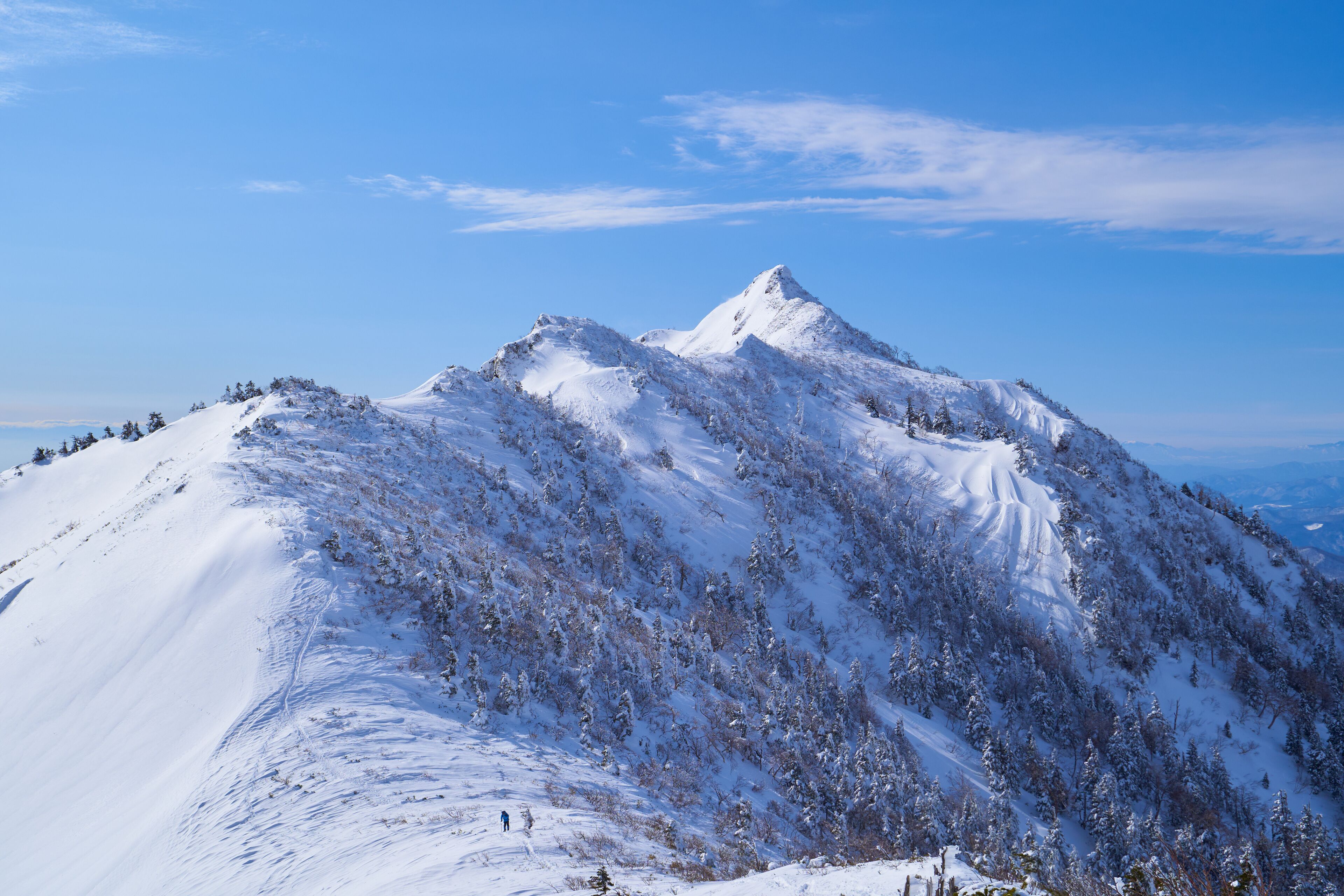 冬の群馬県利根郡 武尊山と剣ヶ峰山の中間地点から南西側の剣ヶ峰山方面を見る