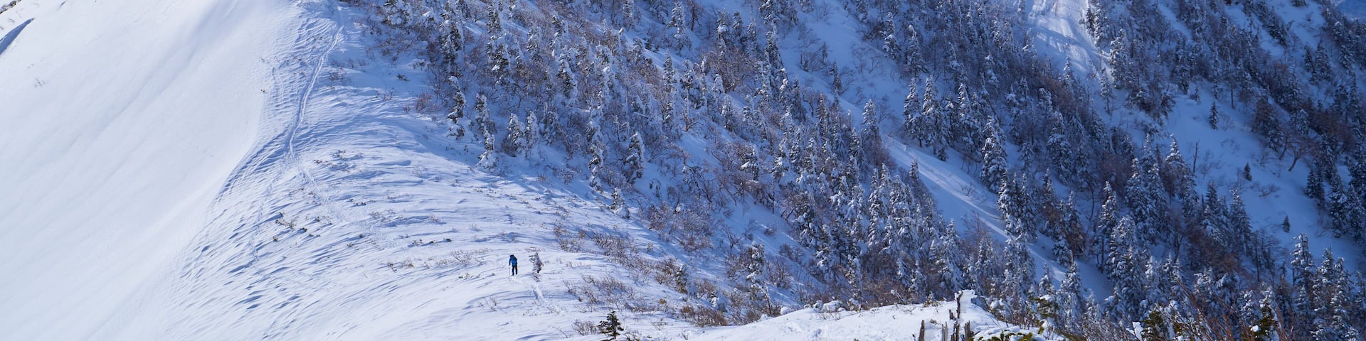 冬の群馬県利根郡 武尊山と剣ヶ峰山の中間地点から南西側の剣ヶ峰山方面を見る