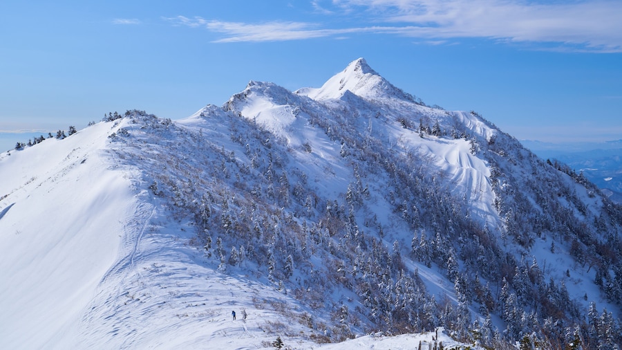 冬の群馬県利根郡 武尊山と剣ヶ峰山の中間地点から南西側の剣ヶ峰山方面を見る