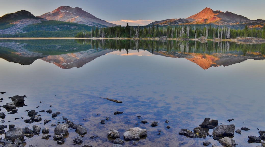 Eventually, sunset time rolled around and, although I didn't get the red sky I'd hoped for, at least the water calmed down to a mirror image. I loved the place and would return if ever I was lucky enough to be in Oregon again.