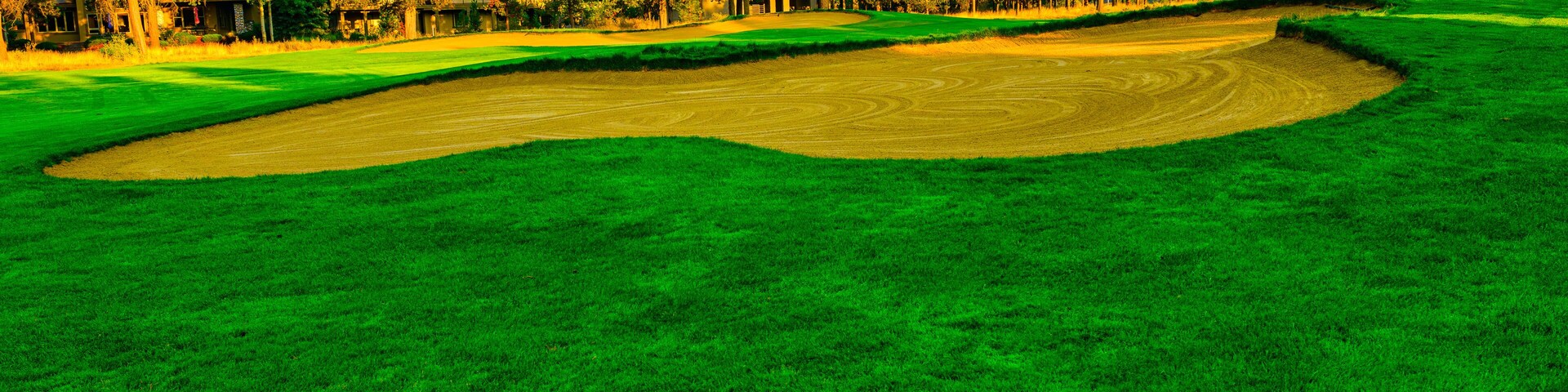 2024-09-10 SANDTRAP ON A GOLF COURSE WITH NICE GREEN GRASS SURROUNDING THE TRAP ON A GOLD COURSE IN SUNRIVER OREGON
