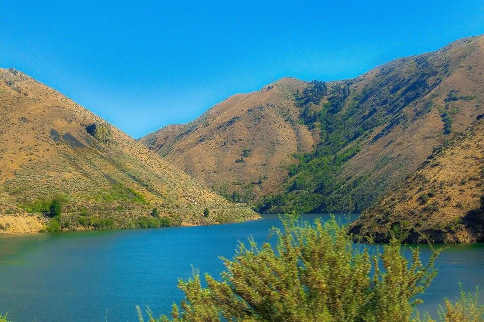 Paisatge montanyós amb un llac blau cristal·lí envoltat de terreny rocosos.
