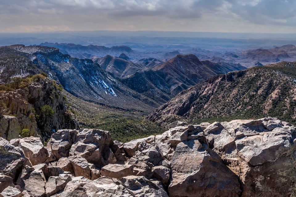 Des montagnes escarpées, un terrain rocheux et une vallée.
