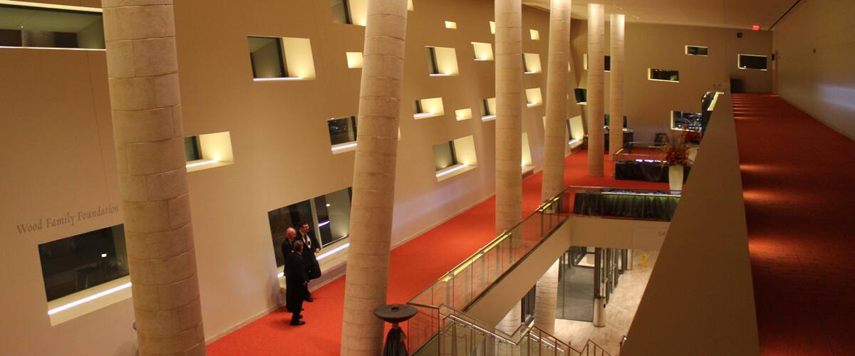 Midland mettant en vedette scènes de théâtre, vues intérieures et architecture moderne