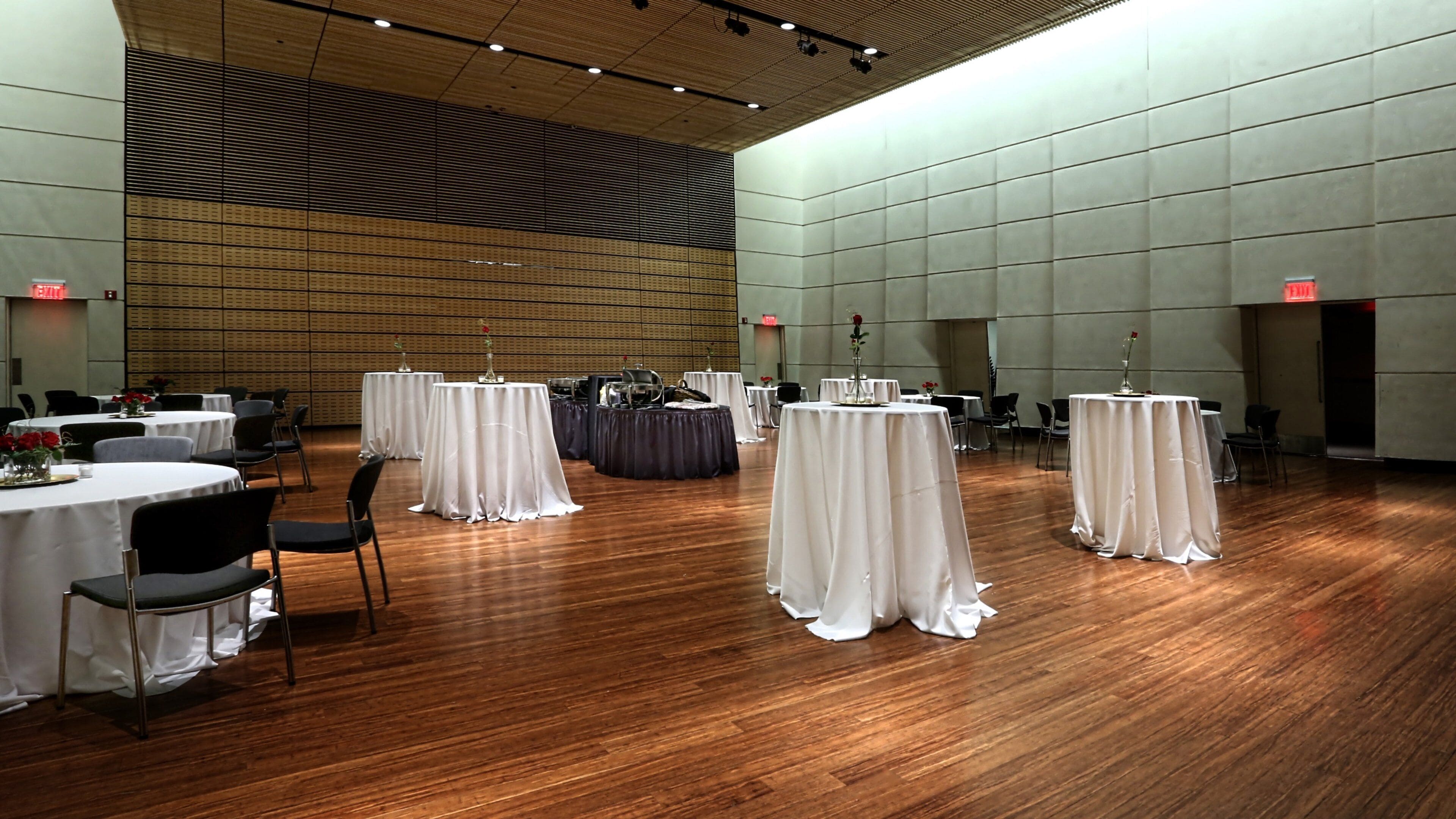 Midland fasiliteter samt spise ute, innendørs og teater