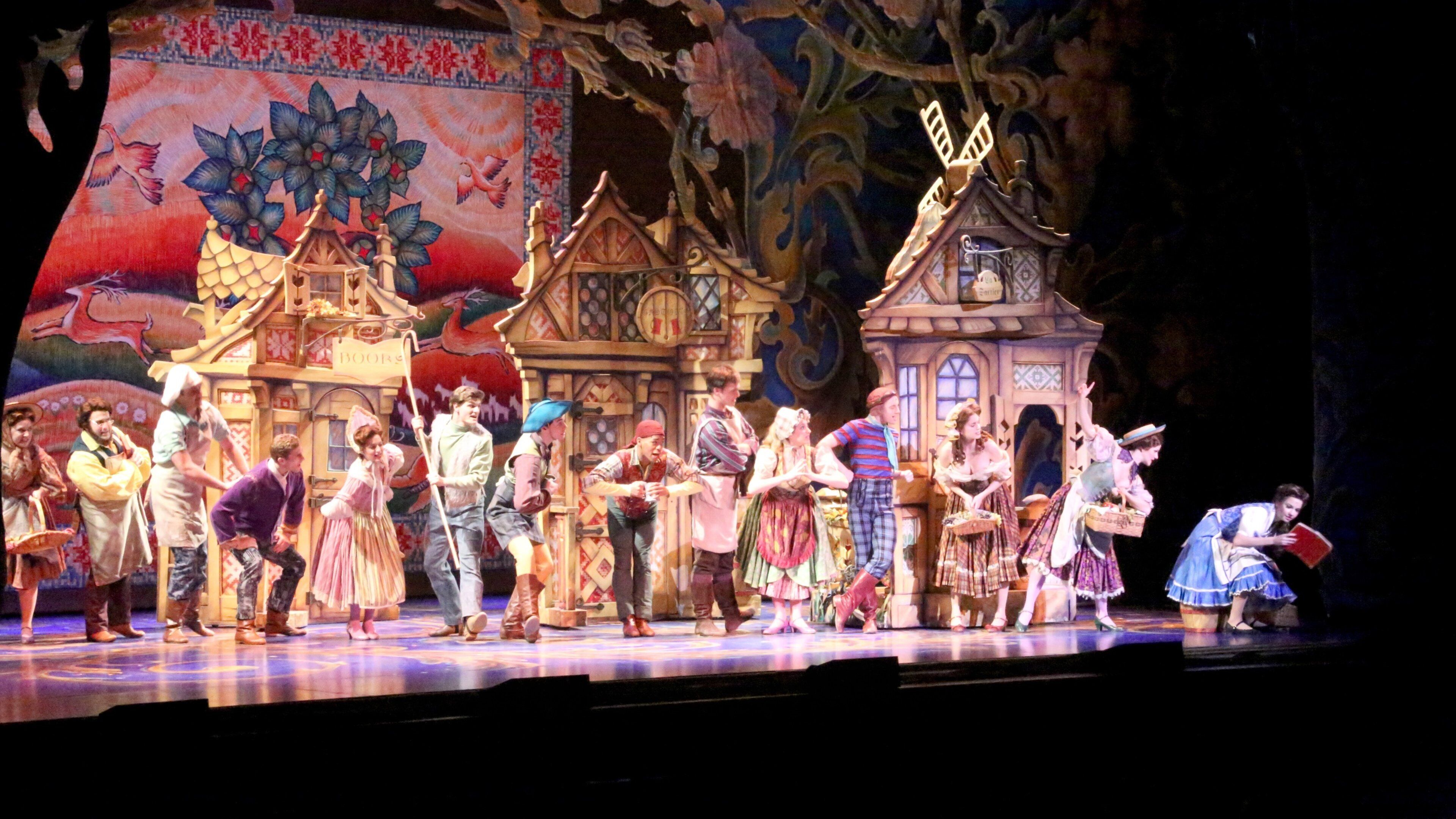 Midland mostrando arte performática e cenas de teatro assim como um pequeno grupo de pessoas