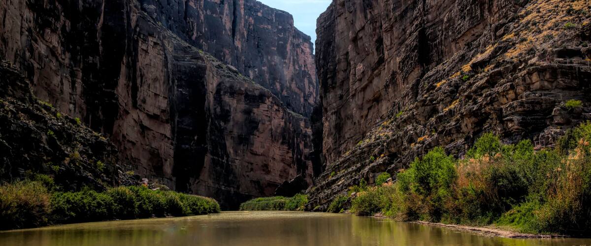 Cliff wall between Mexico and the USA