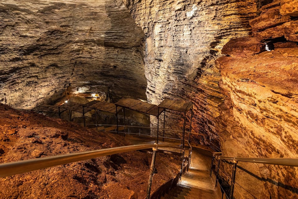 Eine Höhle mit einer Treppe, die zu einer höheren Ebene führt.