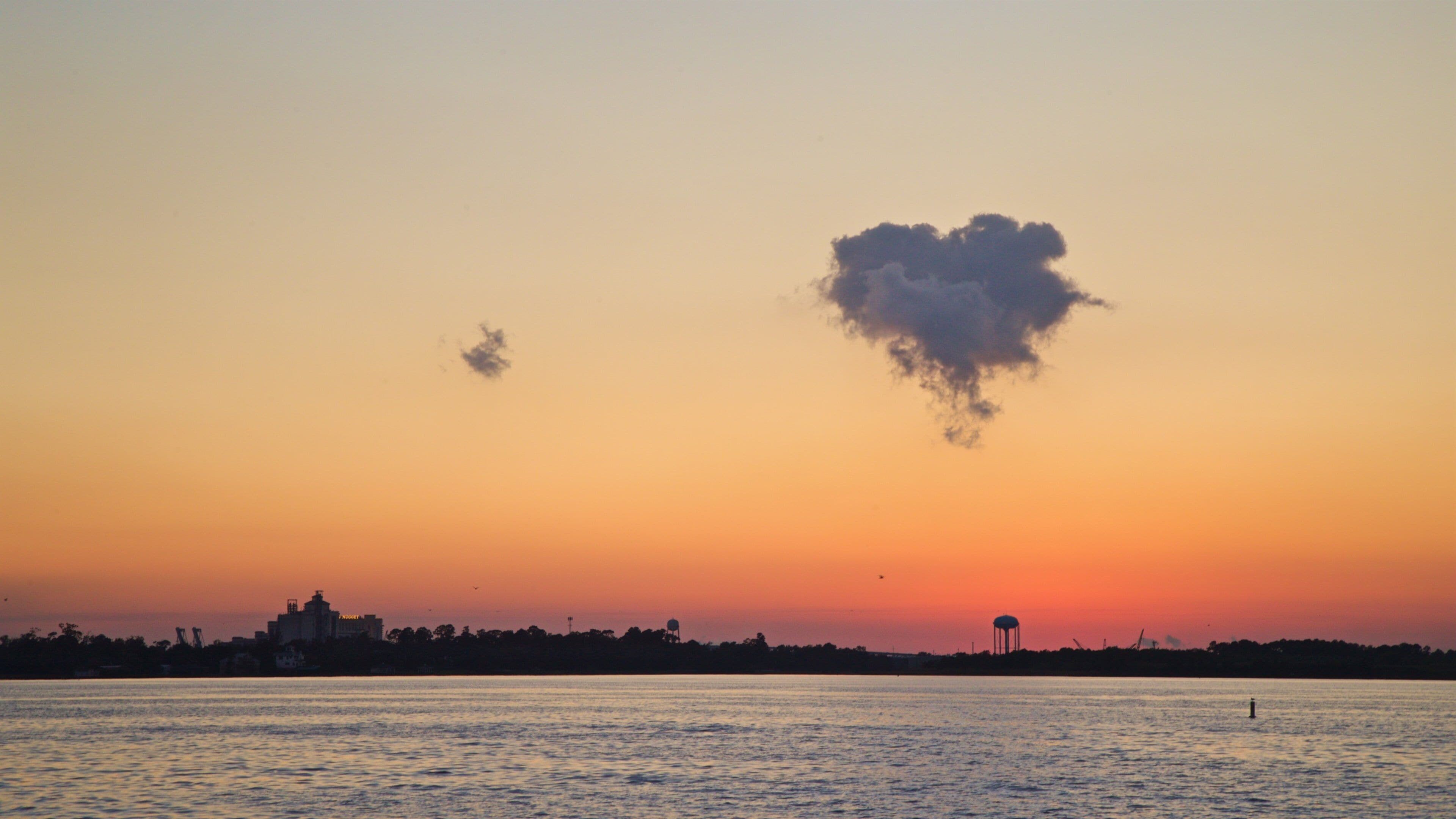 Bord Du Lac Park mostrando vistas de una costa y un atardecer