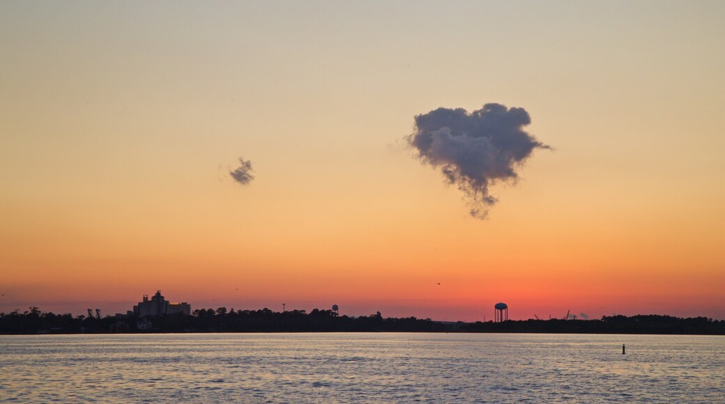 Bord Du Lac Park mostrando vistas de una costa y un atardecer