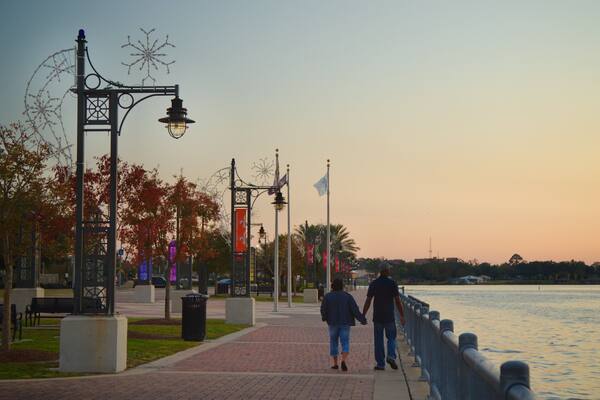 Bord Du Lac Park qui includes coucher de soleil et vues littorales aussi bien que couple