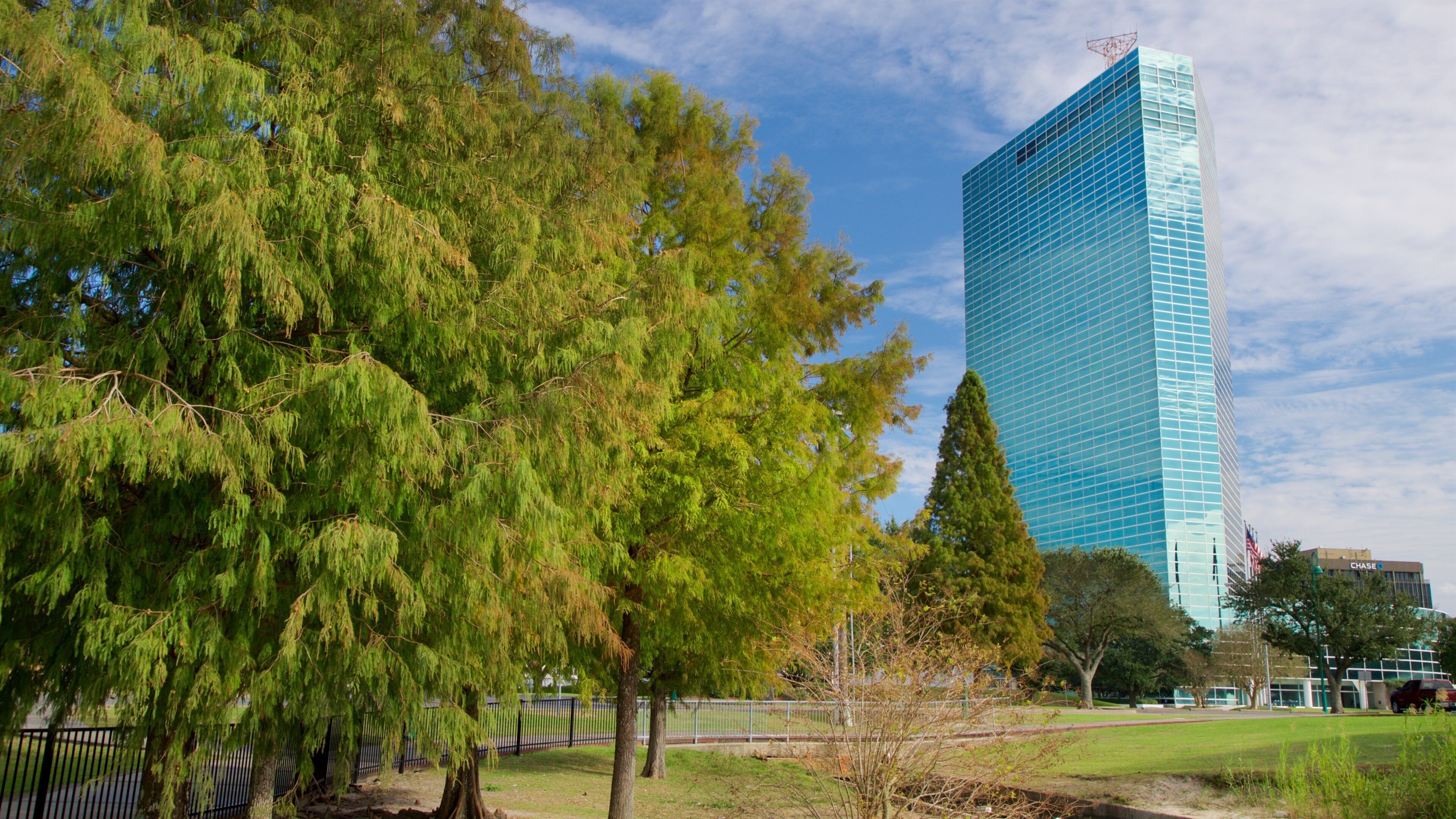 Bord Du Lac Park mostrando um parque e arquitetura moderna