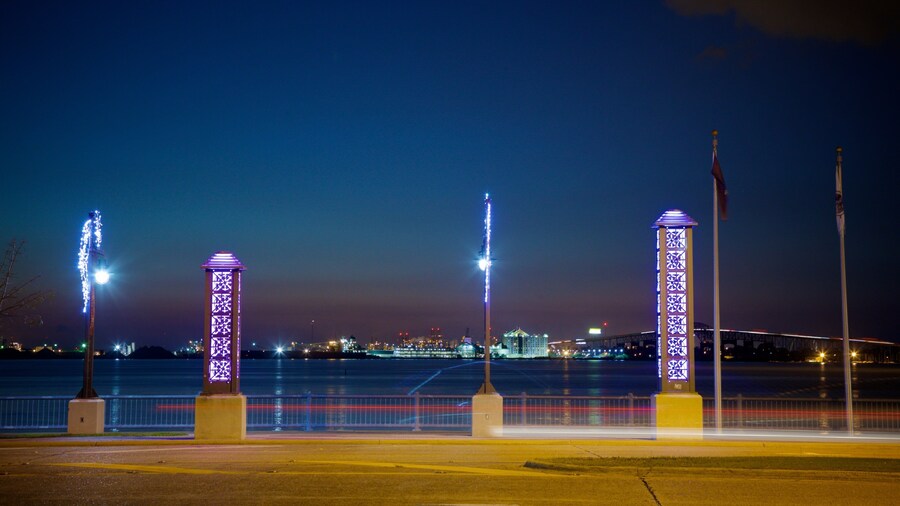 Bord Du Lac Park ofreciendo un río o arroyo y escenas nocturnas