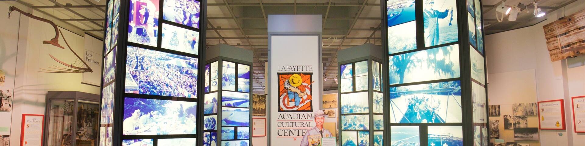 Una exposición de museo con paneles informativos grandes y un cartel central.