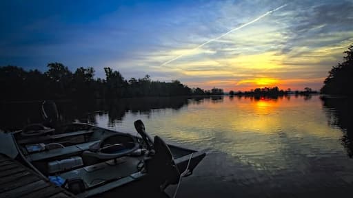 ah, the freedom.
I was on a 5 day road trek from Washington, D.C. to drop my son off to college, going through blue ridge parkway, dragons tail, natchez trace parkway going home to Austin. I happened to stay overnight at this park in my rental car. I got up and saw the amazing sunrise. so there!
