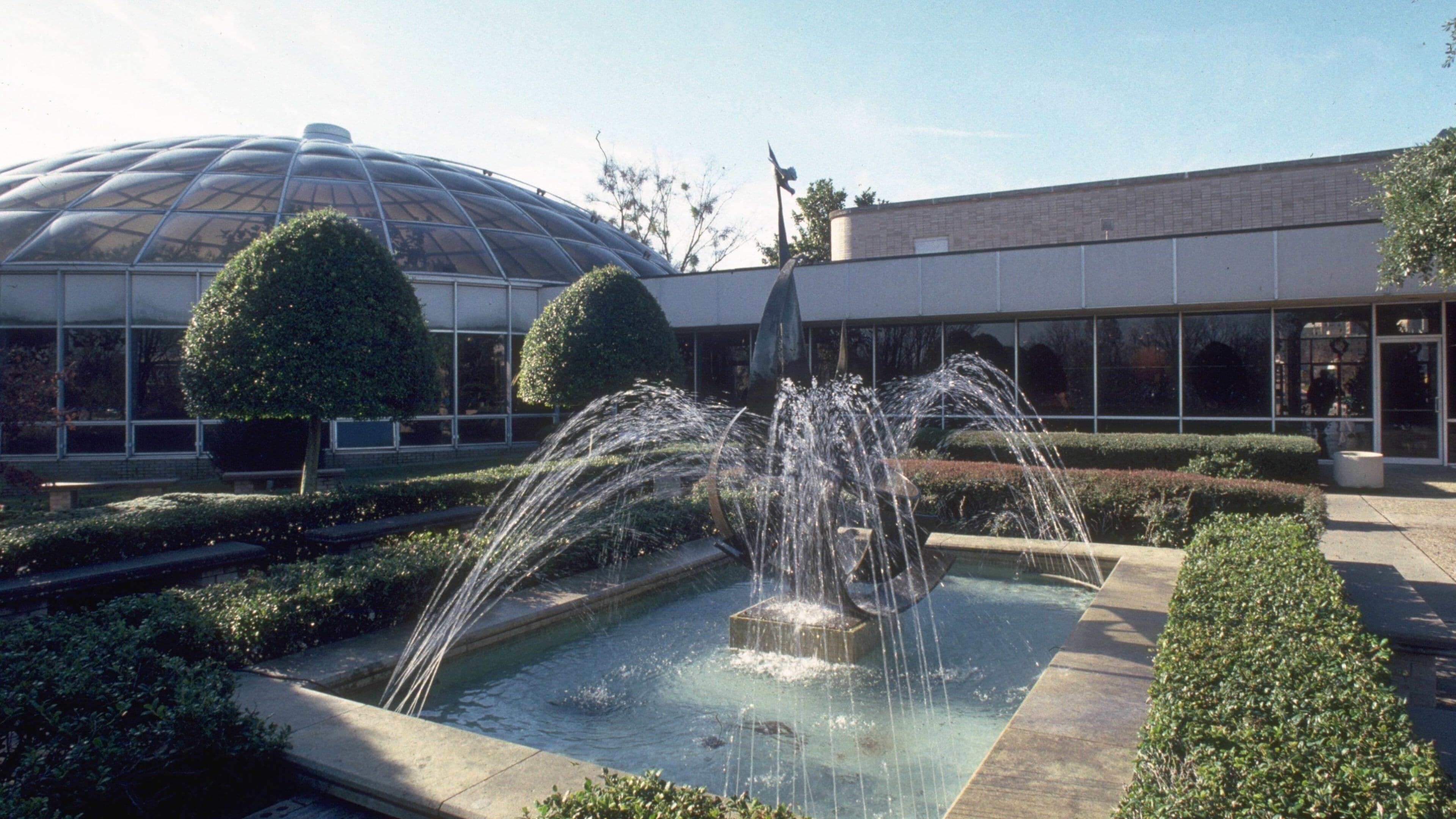 Shreveport which includes a fountain, a park and a pond
