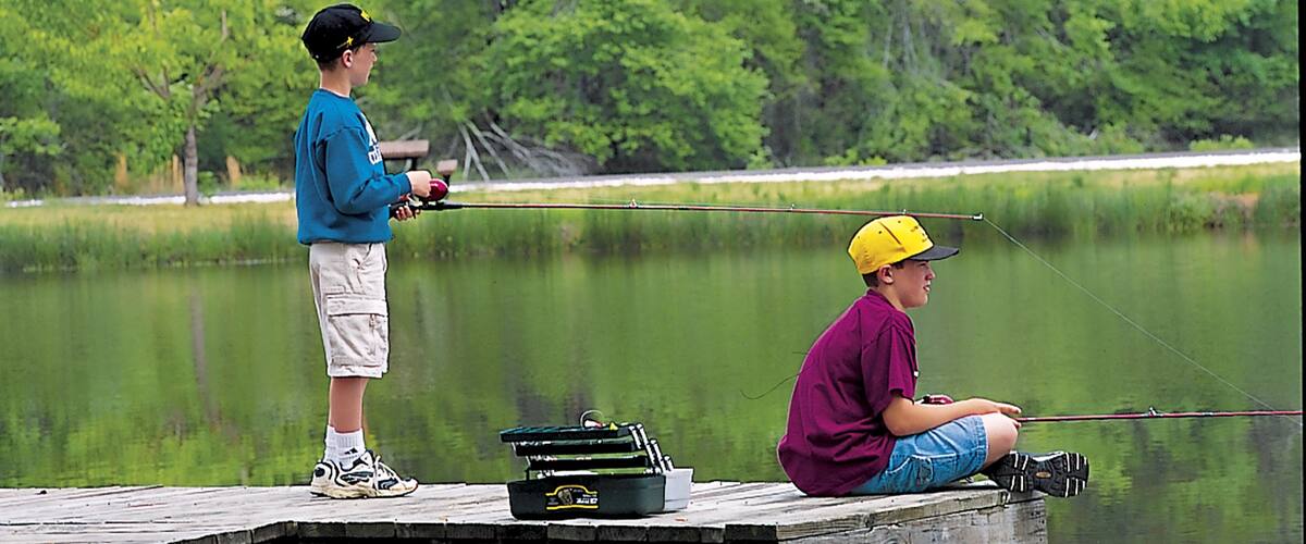 Camden toont vissen en een meer of poel en ook kinderen