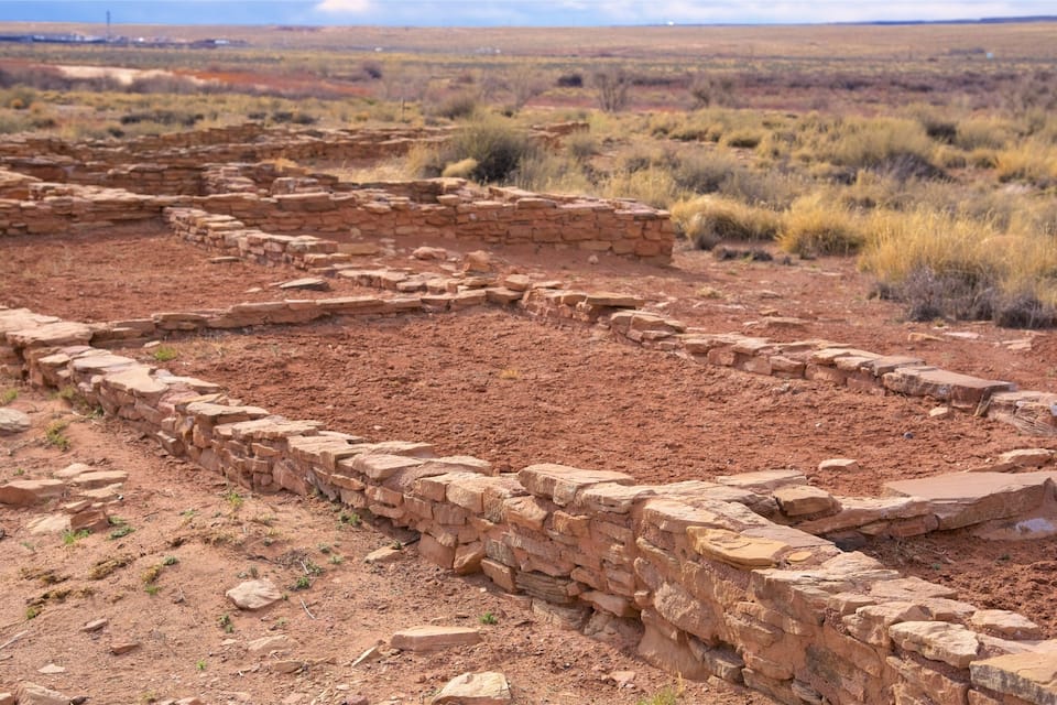 Restes antigues de pedra en un paisatge desertíc.