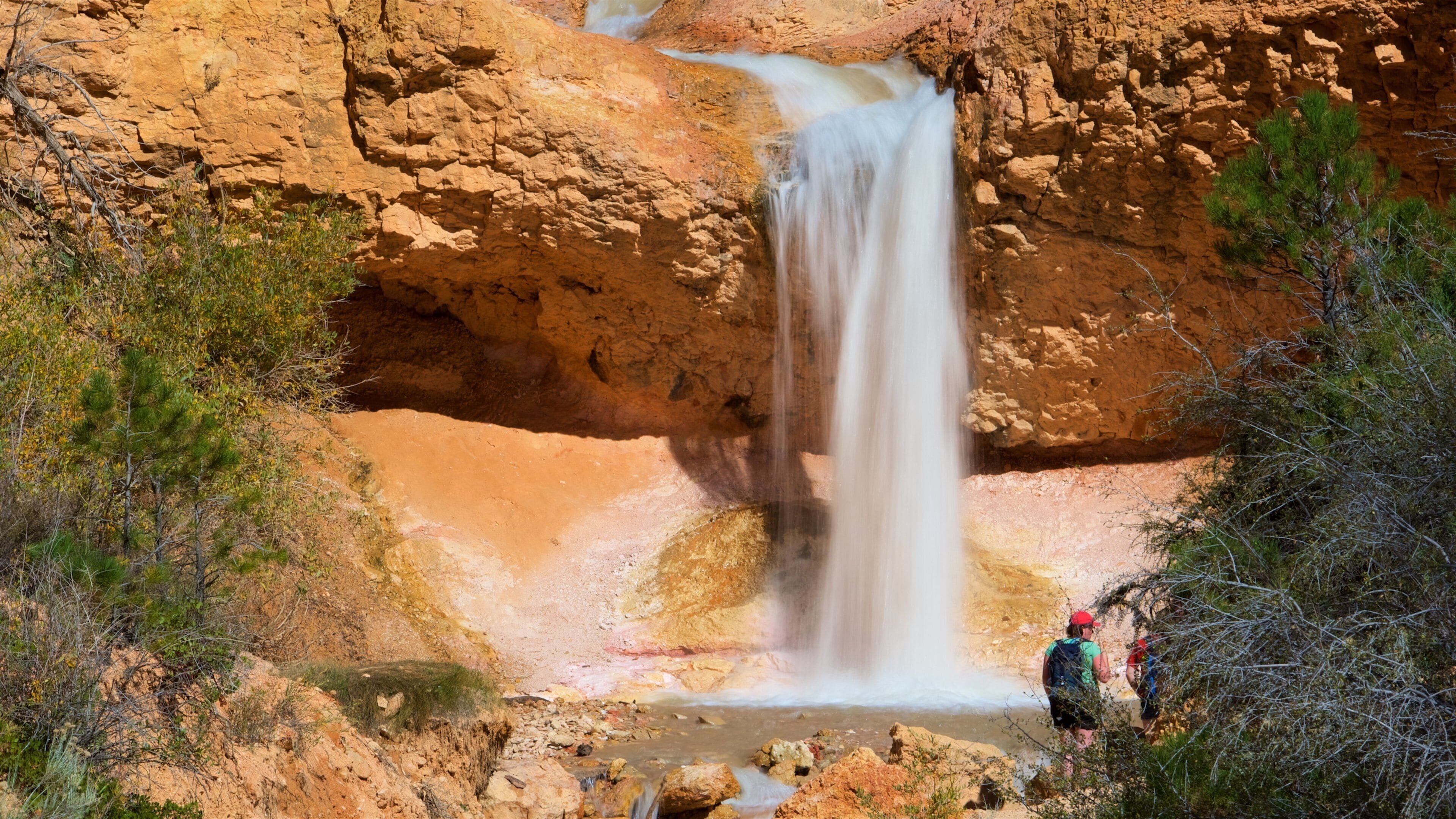 Bryce Canyon National Park ofreciendo una cascada, una garganta o cañón y vista al desierto