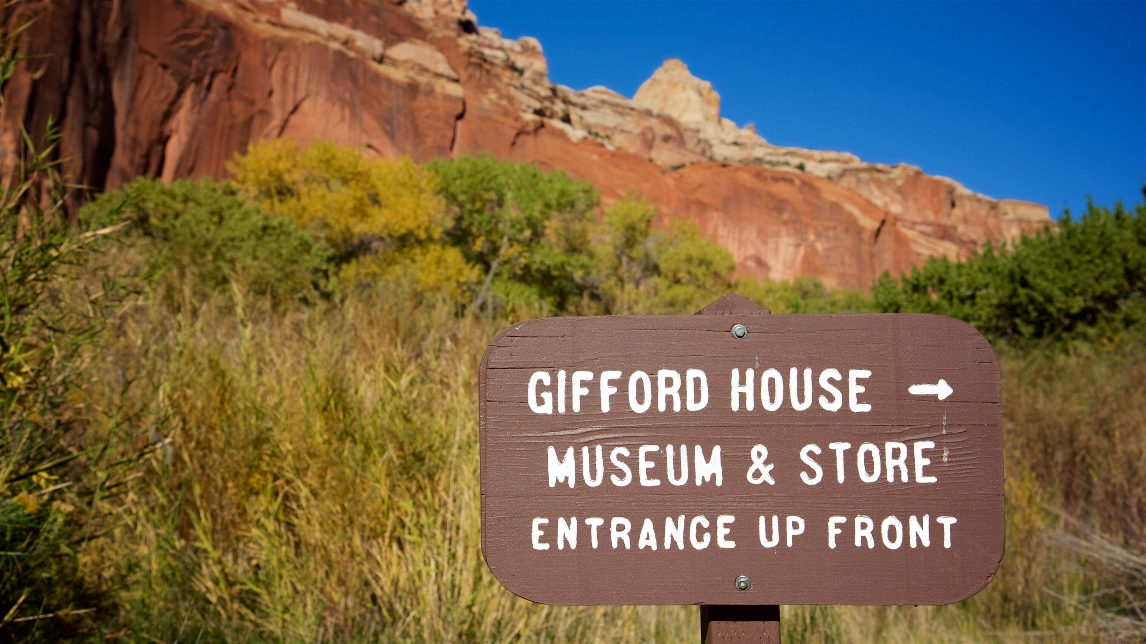 A sign for Gifford House Museum & Store with an arrow pointing to the entrance.