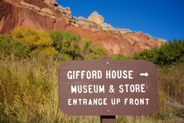 Schild für das Gifford House Museum & Store, mit einem Pfeil, der zum Eingang zeigt.