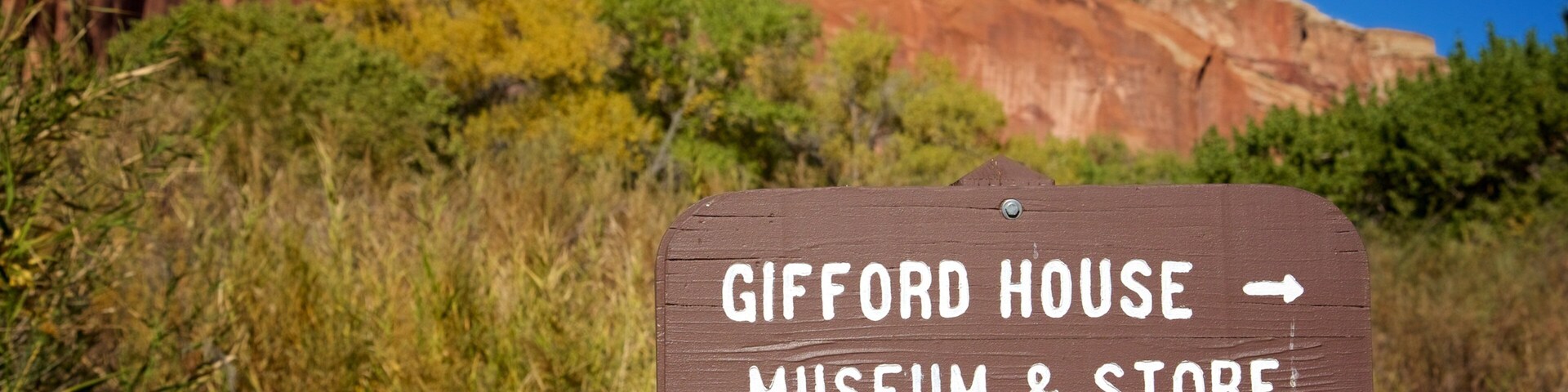 Placa indicando o Museu e Loja Gifford House, com uma seta apontando para a entrada.