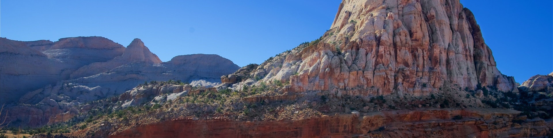 Capitol Reef National Park caracterizando cenas tranquilas, um desfiladeiro ou canyon e paisagens do deserto