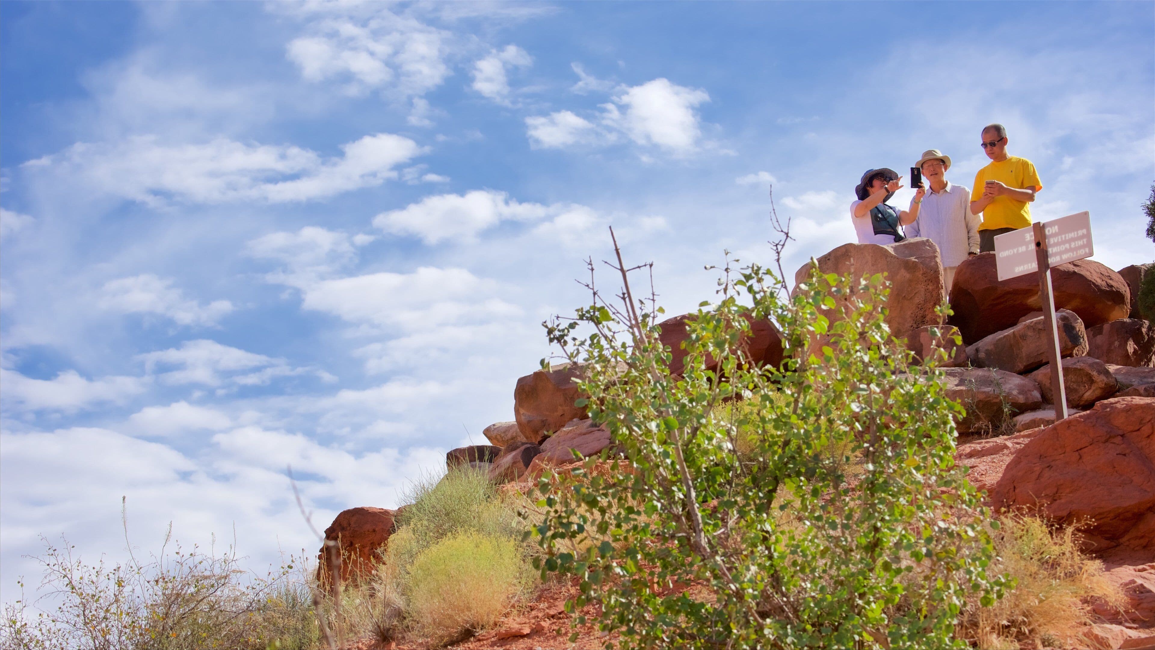 モーアブ フィーチャー 静かな風景 と ハイキングあるいはウォーキング 及び 少数の人々