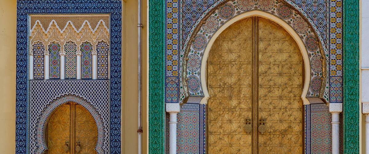 Unless you have a special invitation to the palace grounds, you'll have to settle for admiring its seven imposing front gates, surrounded by fine tilework and carved cedar wood.