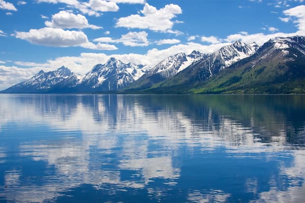 Jackson Lake das einen See oder Wasserstelle und Berge