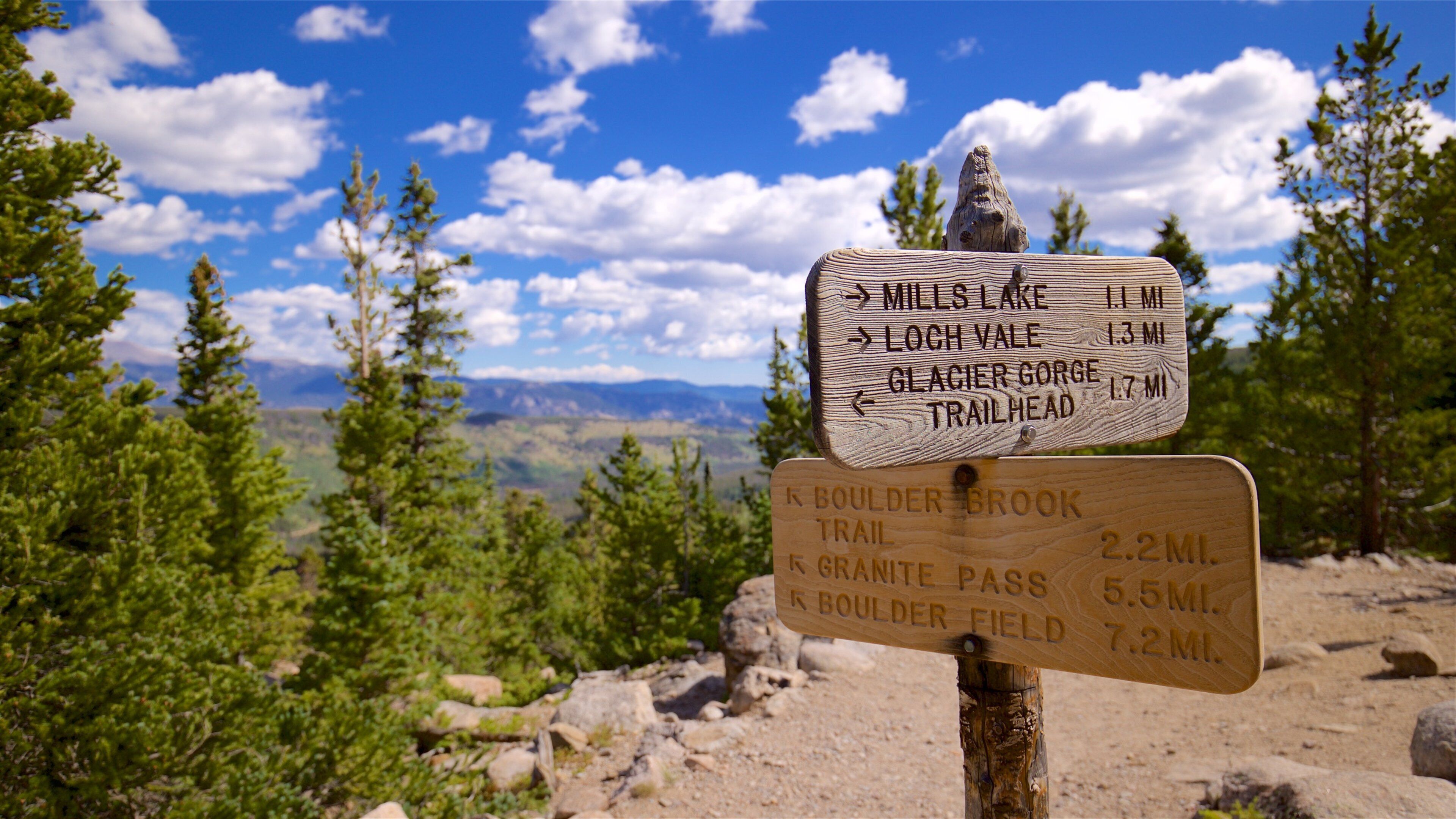 Estes Park ofreciendo señalización y situaciones tranquilas