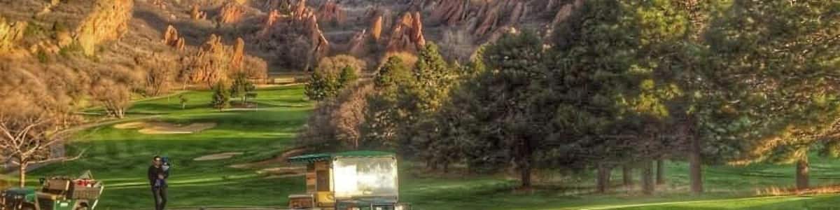 Ein Golfplatz mit Blick auf eine Berglandschaft.